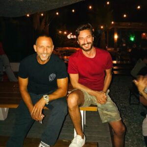 Sarp Can Köroğlu Instagram - Ve bu yakışıklı kardeşim de @no22ridersinn müdürü @umutkurtt  Tavla konusunda biraz eksiktir ama sevdiğimiz adamlardandır 😊 📸: @alturann