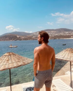 Sarp Can Köroğlu Instagram - Set bugün Kaş’ta🤷🏻‍♂️🤷🏻‍♂️ dersem inanmayın ben geldim sadece. Buradan bütün ekip arkadaşlarıma kolay gelsin diyorum 😈 @gulmasaliatv