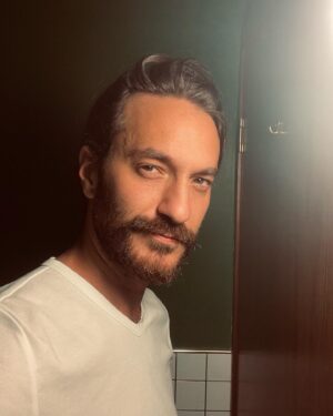Sarp Can Köroğlu Instagram - Yeni ve benim için çok değişik durumlar var hayatımda. Yakında…😊