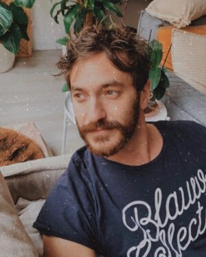 Sarp Can Köroğlu Instagram - Saçlar yavaş kısalıyor. Neden acaba ?🤔