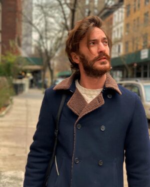 Sarp Can Köroğlu Instagram - Tam olarak neye bakıyordum, hatırlamıyorum ama tekrar ne kadar çok orada olmak istediğimi çok iyi biliyorum. see u soon nyc 🍁 ps: uzun saçlarımı da çok özlemişim 😞💇🏼‍♂️