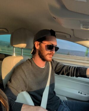 Sarp Can Köroğlu Instagram - Yola çıkmayı yolda olmayı hep sevmişimdir... Bu da geçen sene kim bilir hangi yollarda kaybolurken 😊 yakındır yine yollar... 📸: @merveearkun