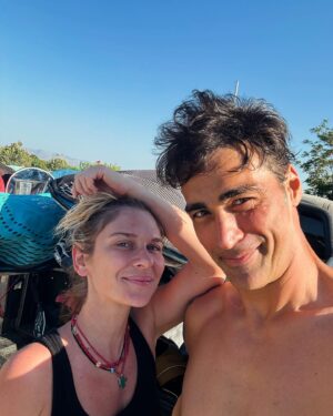 Sarp Levendoğlu Instagram - Ele Minnet Edeceğime Sörfe Masraf Ederim😎 @berkyalgin @denizsipahii @sofasurfshop @gaastra_tabou_international