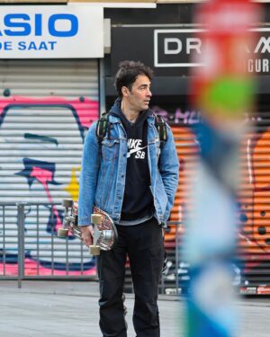 Sarp Levendoğlu Instagram - Semt bizim ama ev kira🛹 #yowsurf @yowsurf @nikesb @nike #işbirliği