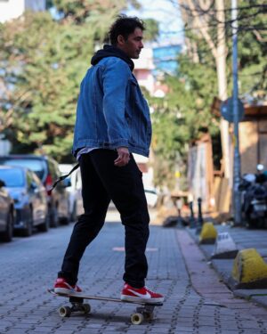 Sarp Levendoğlu Instagram - Semt bizim ama ev kira🛹 #yowsurf @yowsurf @nikesb @nike #işbirliği