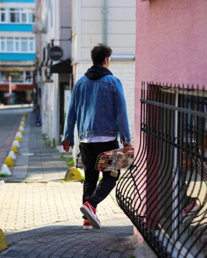 Sarp Levendoğlu Instagram - Semt bizim ama ev kira🛹 #yowsurf @yowsurf @nikesb @nike #işbirliği