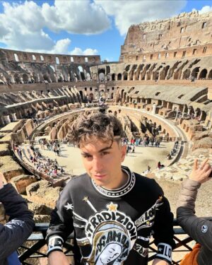 Sascha Burci Instagram - Che strano dire: “La mia vacanza in Italia”🇮🇹
Questo è un post molto importante per me che voglio ricordare, dove racchiudo tante emozioni, famiglia, parenti e luoghi non visitati da tantissimo tempo. È così strano ma altamente piacevole vedere le cose da un’altra prospettiva. Godermi il posto dove sono nato ma senza problemi come farebbe un turista. 
L’Italia da visitare è proprio un bel posto, ci tornerò presto per altre vacanze sicuramente ❤️ Per ora colleziono tutti i bei momenti e si torna carichi a conquistare il mondo.

PS: Buona Pasqua, un ottimo momento per stare con i parenti ❤️