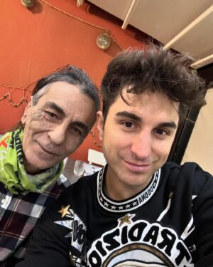 Sascha Burci Instagram - Che strano dire: “La mia vacanza in Italia”🇮🇹
Questo è un post molto importante per me che voglio ricordare, dove racchiudo tante emozioni, famiglia, parenti e luoghi non visitati da tantissimo tempo. È così strano ma altamente piacevole vedere le cose da un’altra prospettiva. Godermi il posto dove sono nato ma senza problemi come farebbe un turista. 
L’Italia da visitare è proprio un bel posto, ci tornerò presto per altre vacanze sicuramente ❤️ Per ora colleziono tutti i bei momenti e si torna carichi a conquistare il mondo.

PS: Buona Pasqua, un ottimo momento per stare con i parenti ❤️
