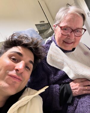 Sascha Burci Instagram - Che strano dire: “La mia vacanza in Italia”🇮🇹
Questo è un post molto importante per me che voglio ricordare, dove racchiudo tante emozioni, famiglia, parenti e luoghi non visitati da tantissimo tempo. È così strano ma altamente piacevole vedere le cose da un’altra prospettiva. Godermi il posto dove sono nato ma senza problemi come farebbe un turista. 
L’Italia da visitare è proprio un bel posto, ci tornerò presto per altre vacanze sicuramente ❤️ Per ora colleziono tutti i bei momenti e si torna carichi a conquistare il mondo.

PS: Buona Pasqua, un ottimo momento per stare con i parenti ❤️