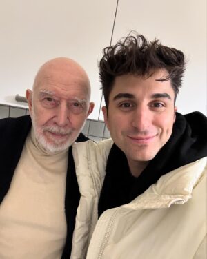 Sascha Burci Instagram - Che strano dire: “La mia vacanza in Italia”🇮🇹
Questo è un post molto importante per me che voglio ricordare, dove racchiudo tante emozioni, famiglia, parenti e luoghi non visitati da tantissimo tempo. È così strano ma altamente piacevole vedere le cose da un’altra prospettiva. Godermi il posto dove sono nato ma senza problemi come farebbe un turista. 
L’Italia da visitare è proprio un bel posto, ci tornerò presto per altre vacanze sicuramente ❤️ Per ora colleziono tutti i bei momenti e si torna carichi a conquistare il mondo.

PS: Buona Pasqua, un ottimo momento per stare con i parenti ❤️