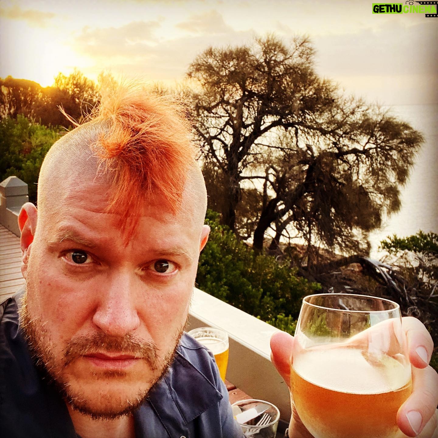 Sascha Lobo - 630 Likes - Tasmanien. Habe bereits an Orten mit schlechterem Vibe zu Abend gegessen.
#tasmanien #australien #sonnenuntergang
