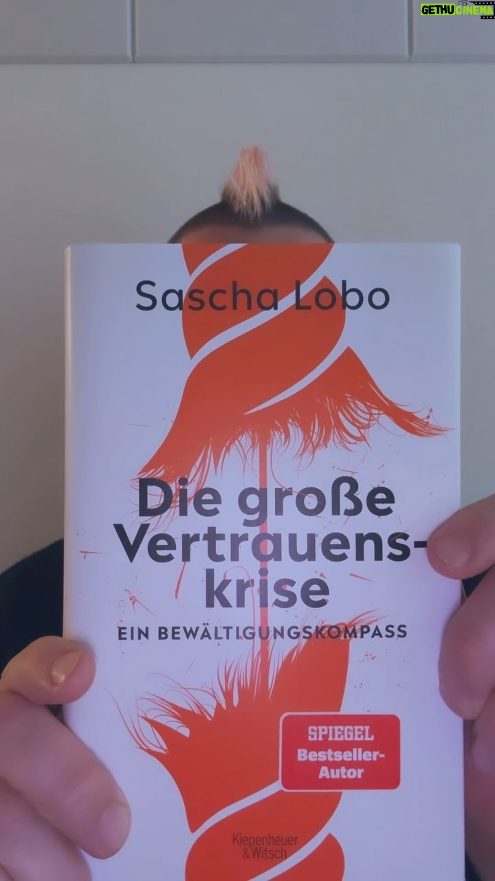 Sascha Lobo - 2K Likes - Mein neues Buch ist draußen: „Die große Vertrauenkrise - ein Bewältigungskompass“.
Es geht natürlich um dieses ungute Gefühl, dass so viel Vertrauen in Politik, Staat, Parteien, aber auch in Medien oder Wirtschaft zerstört wurde in den letzten Jahren. Es ist zum Beispiel für eine Demokratie ziemlich katastrophal, wenn kaum noch jemand glaubt, dass Parteien überhaupt für die Bevölkerung arbeiten.
Aber keine Angst - natürlich analysiere ich im Buch, wie die hroße Vertrauenskrise entstanden ist, und das ist teilweise schmerzhaft zu lesen. Aber ich bin fest davon überzeugt, dass die Vertrauenskrise lösbar ist, und dafür mache ich auch konkrete Vorschläge.
Das Buch ist bei @kiwi_verlag erschienen, ist überall zu kaufen, wo es Bücher gibt, in allen Formen, in denen es Bücher gibt. Es würde mich sehr sehr freuen, wenn Ihr es bestellt und lest <3
#vertrauenskrise #vertrauen #politik
Es würde mich freuen, wenn Ihr hineinlest