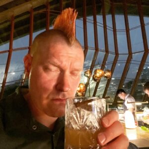 Sascha Lobo Instagram - Wer noch nie etwas zu glattrasiert und mit hochgestelltem Iro bei einem Butterscotch & Walnut Old Fashioned-Drink mit fast zuen Augen in der Bar des Bennelong-Restaurants im Opernhaus Sydney saß, werfe den ersten Stein! 
#sydney #australien #sydneyoperahouse #bennelongrestaurant #oldfashioned