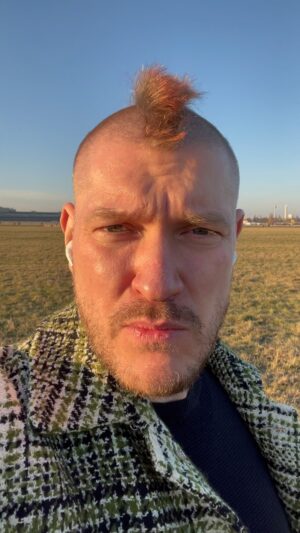 Sascha Lobo Instagram - Hier beschreibe ich, warum die kursierenden Werte von einer 7-Tage-Inzidenz bei 50, 35, 20 oder 10 trügerisch sind, was das mit schlechter Kommunikation zu tun hat und was aus Sicht vieler Expert*innen die beste Chance ist. 

Nachtrag: Sorry, mir ist bei der Definition der 7-Tage-Inzidenz ein Fehler unterlaufen - der Wert bezieht sich auf sieben Tage und nicht auf den Mittelwert sieben einzelner Tage. Danke für die Aufmerksamkeit und Korrektur, @vleurian

#corona #covid_19 #inzidenzwert