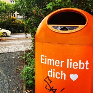 Sascha Lobo Instagram - Berlin, wo die Mülleimer lustiger sind als 97% der Comedians
#berlin #bsr #berlinerstadtreinigung #orange