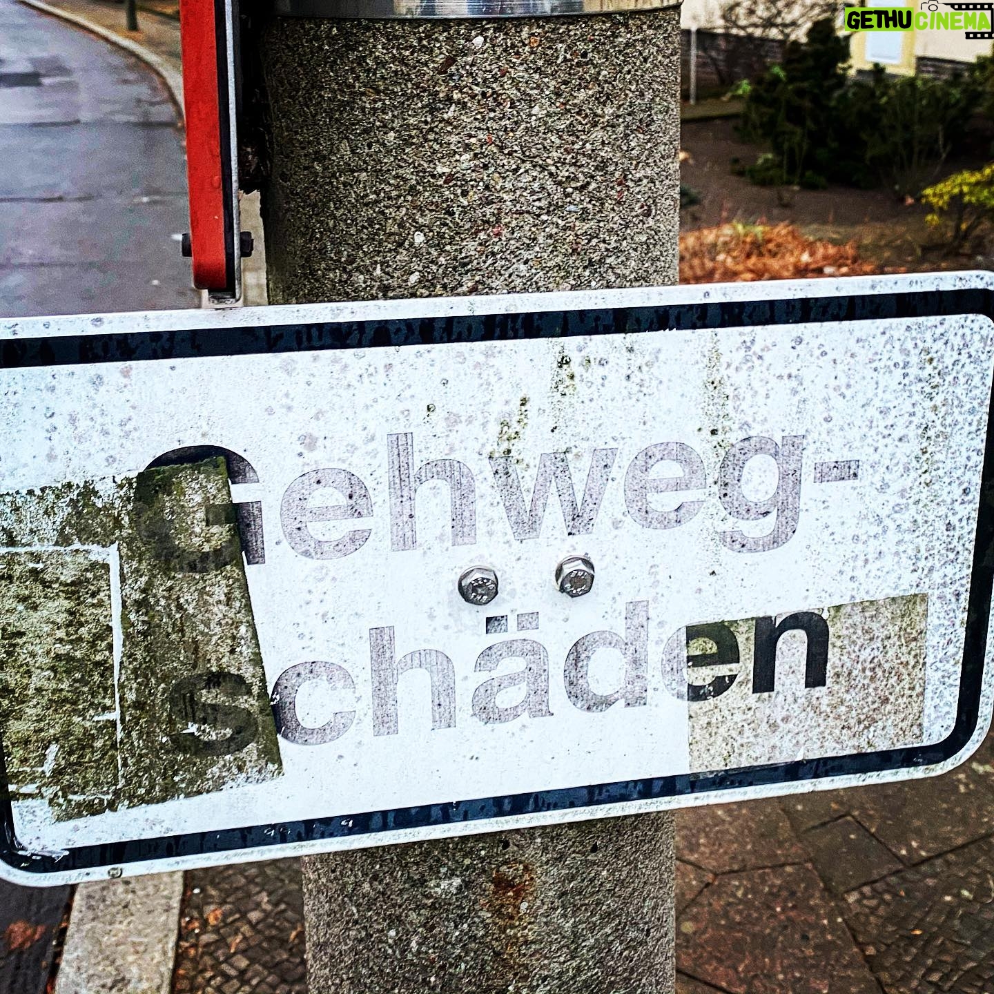 Sascha Lobo - 480 Likes - „Gehwegschäden“ ist das Berlinste Schild überhaupt.
Etwas ist kaputt, aber man repariert nichts, sondern macht den Defekt einfach dauerhaft amtlich. Und dieser Zustand hält dann einfach so lange an, bis das Schild selbst verblasst und auch die Erinnerung, dass richtige Städte ihre Bürgersteige in Stand halten.
Wie eine schlechte Beschwörung „Geh weg, Schäden!“ - das ist das Berliner Verwaltungsvoodoo, Infrastruktur-Wu Wei. Genau das, was immer schmerzt, wenn irgendwelche Konservativen ihre knalldackligen Berlinhass-Artikel schreiben und natürlich aus einem Unterlegenheitsschmerz heraus alles falsch verstehen. Aber dieses eine stets gebrachte Argument, der erbärmliche Zustand von Berliner öffentlichen Gütern und Strukturen, da haben sie einen verdammten Punkt.
Vielleicht einfach am BER ein Schild aufstellen „Flughafenschäden“?