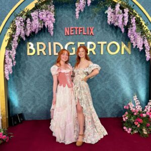Sasha Alsberg Instagram - Wonder what Lady Whistledown will write about this night….#bridgertonnetflix @bridgertonnetflix #bridgerton #polin