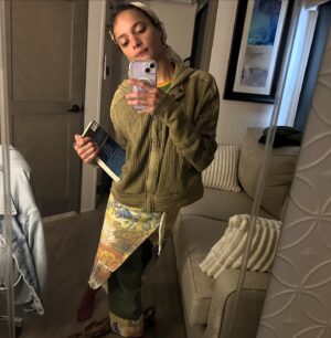 Sasha Lane Instagram - Lily for your Sunday
@eunicejeralee forever comin through with the vision & fits 

🕊️
