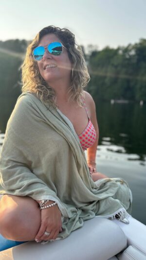 Saskia Thuot Instagram - Après une merveilleuse journée fort occupée à la boutique samedi. Aujourd’hui, j’ai savouré quelques heures de bonheur sur l’eau. Me sens comme une neuve. Francis, mon ami et co-fondateur de @cherryriver.ca nous a reçu comme des reines. Merci aussi à sa douce Mélanie et leur fille @alyssadelage qui a joué les mannequins pour @balmy_towels ☀️ D’ailleurs, le solde d’été est en rappel pour quelques jours, profitez-en pour vous offrir une Balmy ou en ajouter une à votre collection. Rabais automatique à la caisse. Vive la belle saison! J’espère que vous avez passé un beau we! ☀️

#summer #ete #balmytowels #soldes #cherryriver