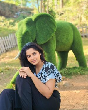 Sathya Devarajan Instagram - Sun-kissed and nature blissed ❤️🫶☮️🕊
.
.
#sathyadevarajan #actress #travel