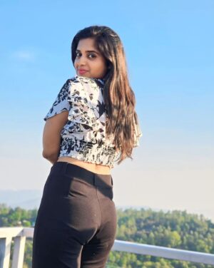 Sathya Devarajan Instagram - Sun-kissed and nature blissed ❤️🫶☮️🕊
.
.
#sathyadevarajan #actress #travel