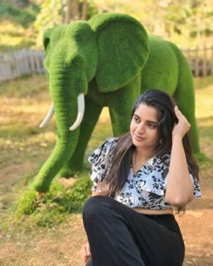 Sathya Devarajan Instagram - Sun-kissed and nature blissed ❤️🫶☮️🕊
.
.
#sathyadevarajan #actress #travel