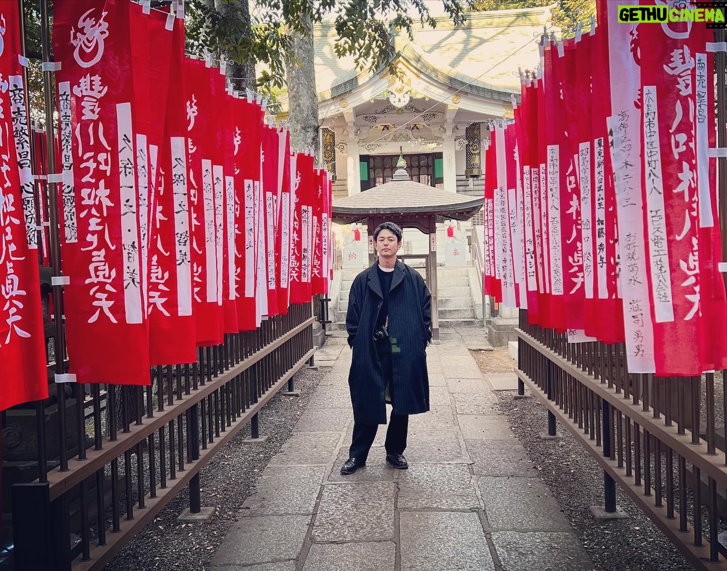Satoshi Tsumabuki - 44.3K Likes - #初詣
毎年恒例、作詞家小竹さんと初詣⛩️
おみくじ、今年は吉でした
初詣って7日までに行くものなんだね
知らなかった😳
今年もよろしくお願いします!
#豊川稲荷
#小竹正人
Our annual “First shrine visit of the New Year” with lyricist Odake-san.
I picked a fortune telling message, which read “Kichi” (good luck)
I didn't know that I had to visit New Year's visit by the 7th.
Wishing you all the best in the new year!
#hatsumode
#toyokawainari
#masatoodake