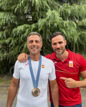 Saúl Craviotto Instagram - Desde el primer día, creyó en mí incluso cuando yo dudaba, y me empujó a alcanzar metas que nunca imaginé. Su pasión, conocimiento y paciencia fueron el combustible que me llevó hasta aquí. Cada madrugón, cada hora extra, cada corrección, y cada palabra de aliento… todo eso se ve reflejado en cada una de las medallas.

Este éxito no es solo mío, es NUESTRO. Gracias por ser mi guía, mi mentor y, sobre todo, mi inspiración. ¡Estas medallas también llevan tu nombre @miguelgf200! 🌟

@coe @deportegob @rfepiraguismo