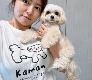 Sayaka Isoyama Instagram - 大好きなカマンさんのTシャツGET！！
カマンさんポスターと
コーヒー豆と焼き菓子のセットも購入！
大分にあるカフェ『まめのもんや』にいるカマンさんに
絶対会いに行くんだ！！
リリーとカマンさんのコラボ！
