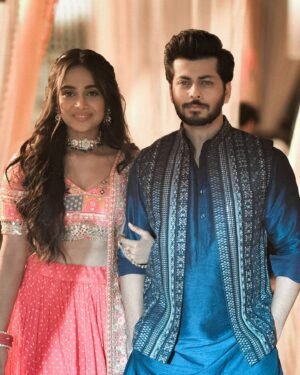 Sayali Salunkhe Instagram - Many tries, lots of laughs, and finally a picture we love! 😅✨ 
@sayli_s_salunkhe 
.
.
New promo coming soon!!
Watch | Pukaar : Dil se Dil takk | 8:30 PM | Mon-Fri
.
#BehindTheScenes #promoshoot #pukaardilsediltak #saylisalunkhe #abhisheknigam