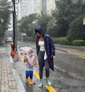 Sayuri Fujita Instagram - 어떻게 보일까 보다 어떻게 되고자 하는지에 집착하면  인생이 조금 더 선명하게 보이기 시작한다. 

If you focus more on what you want to become rather than how you might appear, life starts to become a bit clearer.
#freespirit #rain #TheShawshankRedemption