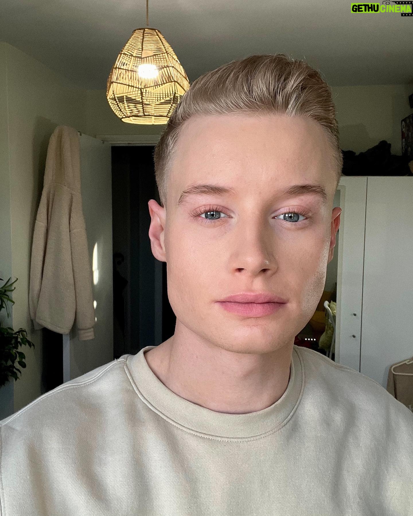 Scarlett Harlett - 4.8K Likes - I’m finally about rested, recuperated, recovered and revived from DragCon 🤣 (photo dump coming soon I promise). But what a joy it was to feel your guy’s love. An experience I will cherish forever.. until next year!
on a side not got a fresh cut and feeling kinda cute. Here’s to a new year, and all it may bring ♥️
Ps thanks @theaestheticsdoctor for bringing me into the new year glowing!