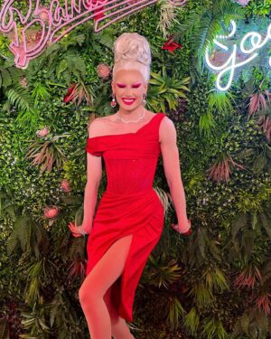 Scarlett Harlett Instagram - Don’t forget, it’s a bloody jungle out here on these streets🩸🌳 

Thank you @alyssavandelle & @bambalanbristol for being so accommodating ♥️

📸 by the lovely @kiran.vimala12