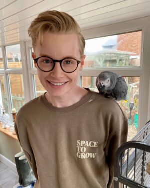 Scarlett Harlett Instagram - pulled this fit bird mate 😏

thanks @reginadwightdrag for taking the pic and introducing me to George 🦜