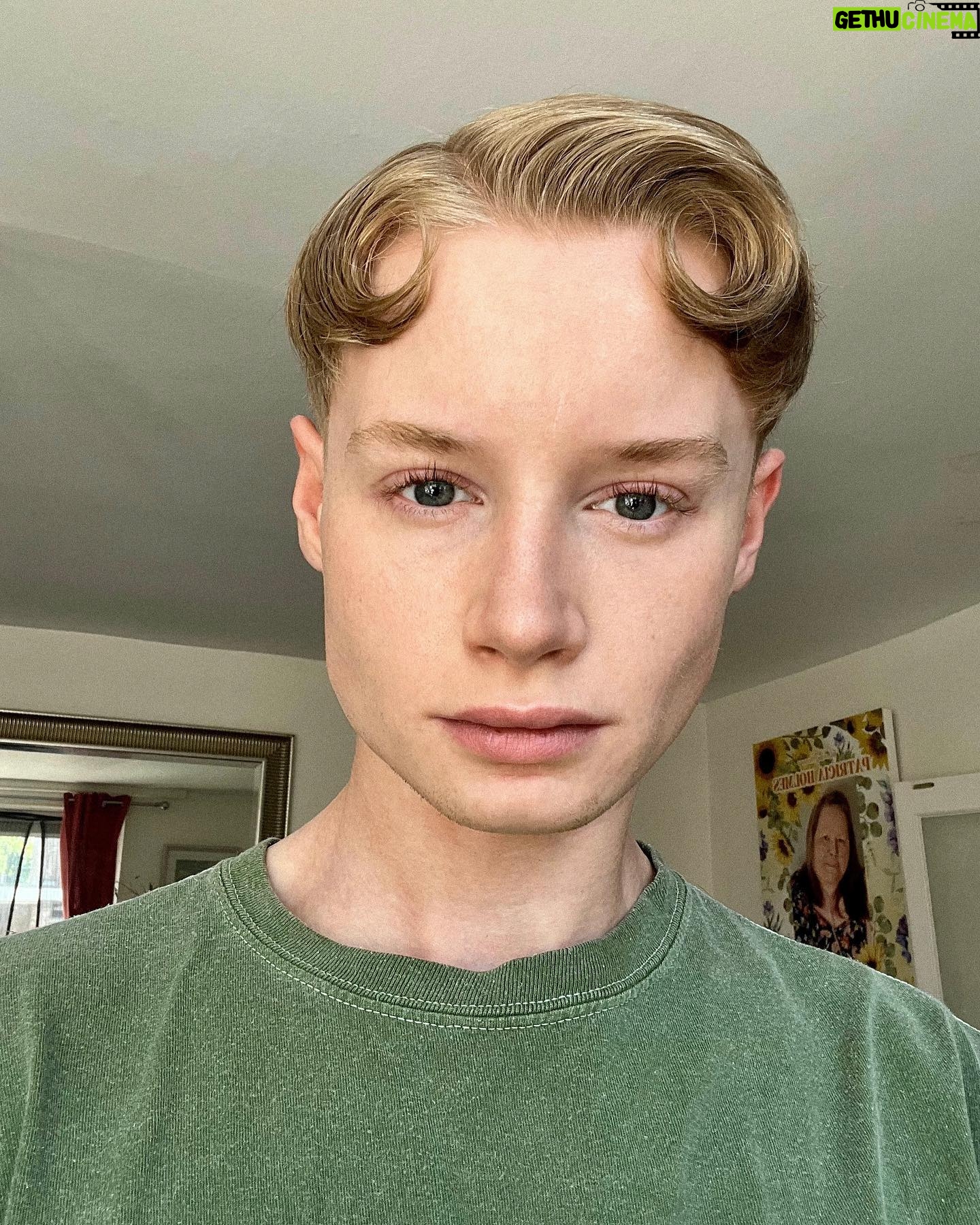 Scarlett Harlett - 4.6K Likes - my hair took a cute turn today so I took a rare selfie. ft my guardian angel 🤍
And I’d be remised not to say how glowing I look thanks to the amazing team at @sparklysmileblackheath, not only keeping my teeth perfect but my skin as well 💉🖤