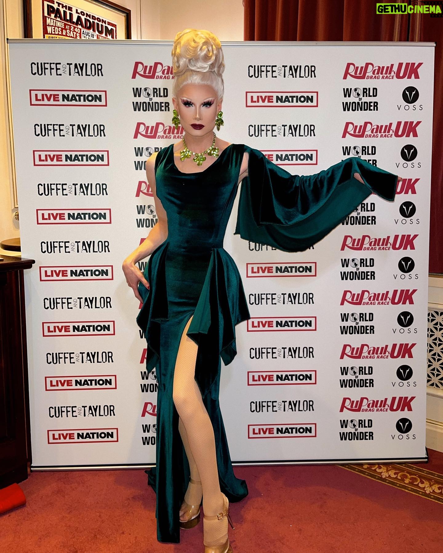 Scarlett Harlett - 16.1K Likes - Feeling the essence of Bassey for press night at the London Palladium 💚
It was a joy to catch up with the gals, see some familiar faces, and watch the Season 2 know it out the park 🚀
Hair: @howsyourheadwigs
Dress: @freakcouturemcr
Jewels: @blingblingblinguk_drag_jewels