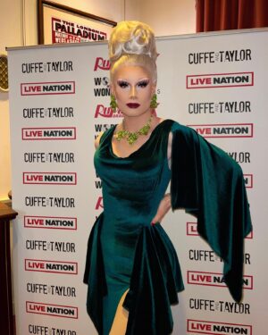 Scarlett Harlett Instagram - Feeling the essence of Bassey for press night at the London Palladium 💚 

It was a joy to catch up with the gals, see some familiar faces, and watch the Season 2 know it out the park 🚀

Hair: @howsyourheadwigs 
Dress: @freakcouturemcr 
Jewels: @blingblingblinguk_drag_jewels