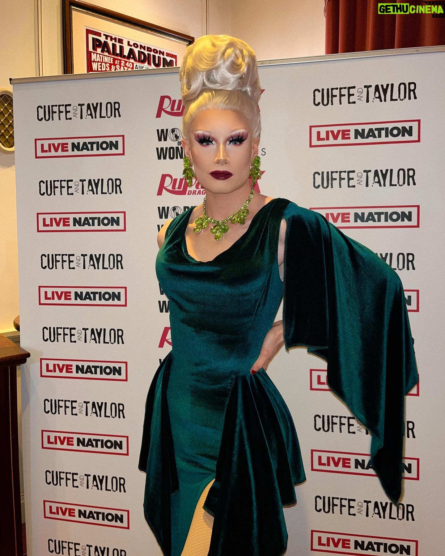 Scarlett Harlett - 16.1K Likes - Feeling the essence of Bassey for press night at the London Palladium 💚
It was a joy to catch up with the gals, see some familiar faces, and watch the Season 2 know it out the park 🚀
Hair: @howsyourheadwigs
Dress: @freakcouturemcr
Jewels: @blingblingblinguk_drag_jewels