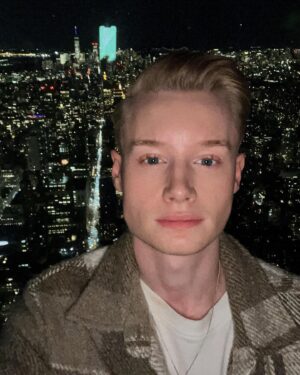 Scarlett Harlett Instagram - a couple weeks ago I had the most joyous time living my home alone 2 fantasy in NYC 🗽
posting this cause I’m currently being a slob with a Christmas cold and I needed some motivation that I’ll recover and things will be cute again ♥️

#nyc #newyorkcity #newyork #vanderbilt #summit #onevanderbilt #skyline #skyscraper #dragraceuk