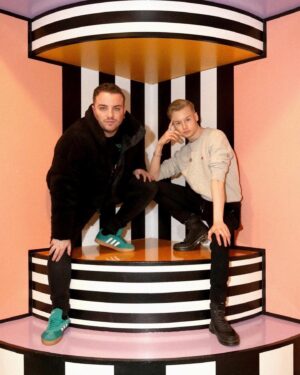 Scarlett Harlett Instagram - chicago is so cute 🥹 w/ the spanish sausage @chorizamay 

#dragraceuk #chicago #colorfactory