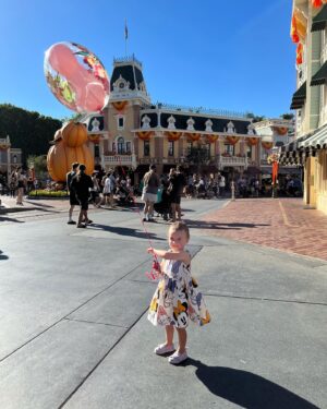 Scarlett Hefner Instagram - Betsy’s first trip to Disneyland. We had the best time 🧚