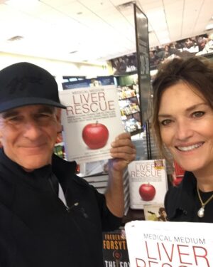 Scott Bakula Instagram - Picking up holiday gifts for friends and family  @barnesandnoble in New Orleans!! #medicalmedium
#healthyliving
#healthyfoods