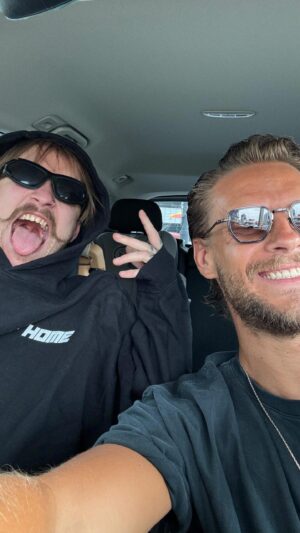 Sebastian Fabijański Instagram - „Idiota” feat. @papa_fenciszek #koncertsamochodowy. Ps. Zapraszamy 9.08 do @wartownia_gorzow. Takich sześciu jak nas dwóch, to nie ma ani jeden. #fabijanski #diament #idiota #skumajkonwencję