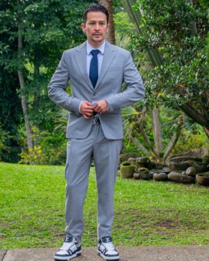 Sebastián Vega Instagram - 😁 LA ELEGANCIA 🤟🏻🎶

@valen8apardoux @doctoralauraochoapardoux @simonecalifano10