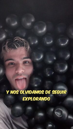 Sebastián Villalobos Instagram - Lo peor que puede pasarnos cuando dejamos de ser niños, es precisamente no acordarnos de serlo. El crecimiento pareciera alejarnos cada vez más de la esencia más pura y genuina de nuestro ser, la niñez, es demasiado paradójico como de chiquitos nos impacientamos porque queremos ser grandes y cuando ya crecemos, lo único que queremos es volver a ser niños. Siempre podemos volver a ser niños, sin dejar de ser adultos.. solo tenemos que aprender cómo hacerlo y les aseguro una vida más feliz. Tenemos que ser el ser humano que nos emocionaría conocer si tuviéramos 8 años. Hoy, abraza y consiente ese niño interior.. acepta su presencia en ti y date la oportunidad de ser un poquito más feliz. 

PD: llevo un poco más de una semana grabando el programa (por el cual estoy un poco desaparecido) y estoy seguro que aunque estoy escribiendo esto mucho antes, los estoy extrañando muchísimo.