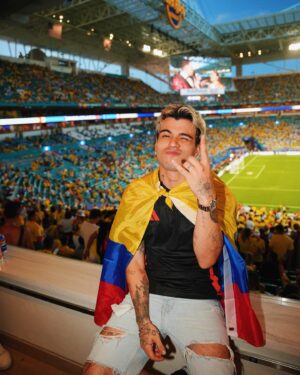 Sebastián Villalobos Instagram - VAMOS MI SELEEEEEE, NOS PUSISTE A SOÑAR Y AQUÍ ESTAMOS 💛💛💙❤️ VAMOS COLOMBIAAAAAAAA 🏆✨
