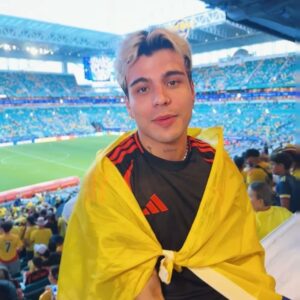 Sebastián Villalobos Instagram - VAMOS MI SELEEEEEE, NOS PUSISTE A SOÑAR Y AQUÍ ESTAMOS 💛💛💙❤️ VAMOS COLOMBIAAAAAAAA 🏆✨