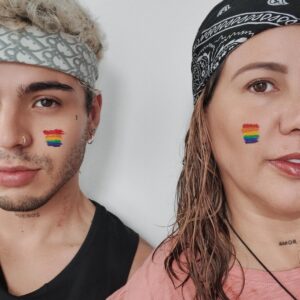 Sebastián Villalobos Instagram - Desde la primera vez que hablé sobre mi total apoyo para la comunidad LGBTQ  en redes sociales, fui inspirado por mi mamá. Una mujer que desde que tengo razón de ser ha hecho todo para inculcarme los mejores valores; una mujer trabajadora, soñadora, amorosa, inteligente, una mujer que desde sus 17 años, ha hecho todo lo que ha estado a su alcance para sacarme adelante.. una mujer que ama a su pareja, a sus hijos y a Dios, ah.. y es gay. Nuestra relación fue una antes y después de que a los 11 años me enterara de sus gustos y todo ha sido en pro de nuestra relación.  Crecí en casa con la idea abierta de que el amor es libre y todos tenemos derecho a elegir a quién amar y me siento muy afortunado porque mientras aún hay unos pocos que le temen a la diferencia, habemos una gran mayoría que somos felices de ver cómo las personas cada vez más se encuentran consigo mismas y temen menos el sentirse diferentes. Normalicemos la diferencia no sólo para aquellos que deciden amar a alguien de su mismo sexo, sino también a quienes reconocen abiertamente nacer en el cuerpo equivocado. No teman hablar de este tema abiertamente, en 2024 YA NO ES UN TABÚ. Abracemos a las nuevas generaciones y guiemos los procesos con responsabilidad, seamos y dejemos ser más felices. Todo aquel que se oponga o rechace esto, por favor déjenme de seguir, si no aceptan a mi mamá o a cualquier otra persona de la comunidad LGBTQ  sólo porque hacen parte de la comunidad LGBTQ , entonces no los quiero aquí. Y todo aquel que RESPETE y COMPRENDA que el AMAR y el SER es una decisión individual y que está bien, sea bienvenido. QUE SIGA LA LUCHA POR LA DIFERENCIA 🏳️‍🌈 🏳️‍⚧️✨