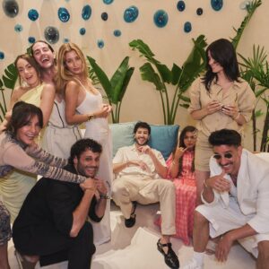 Sebastián Yatra Instagram - Me encontré a varios amigos que no veía hace tiempo en la nueva tienda de @tiffanyandco en Cancún 🪸🪼💎 #TiffanyAndCo #TiffanyAndCoLaIsla