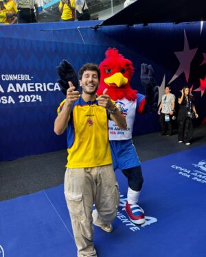 Sebastián Yatra Instagram - PRENDAN LA RADIO Y LA TELE QUE HOY JUEGA LA SELE 💛💛💛💙💙❤️❤️ yo sé que me excedí con la cantidad de videos, pero es que no es cualquier DOMINGO 🌤️✨✨✨✨🇨🇴🇨🇴🇨🇴🇨🇴 Cuánto queda el partido?!?!? Hagan pues sus apuestas!!!! 👇🏻👇🏻👇🏻👇🏻
